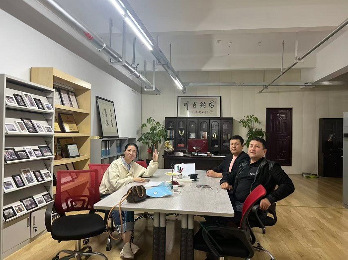 伊朗客戶與公司領(lǐng)導(dǎo)合影